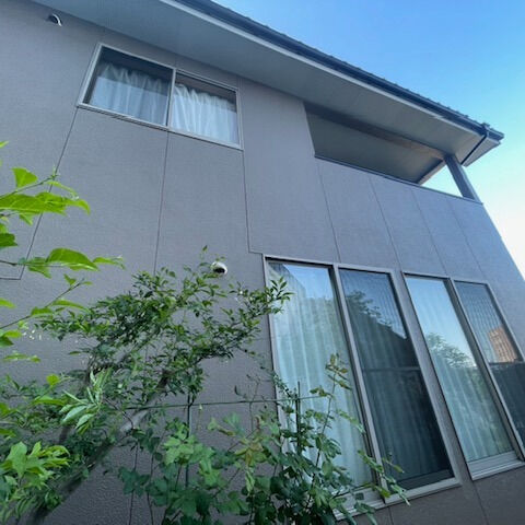 🏠✨外壁の美しさと建物の耐久性を守るために、最適な外壁塗装を